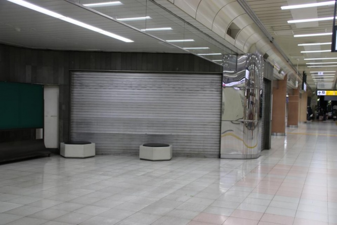 何かの売店でもあったのかと思われるシャッターと椅子