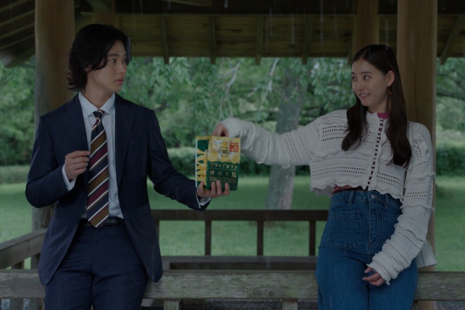 山﨑賢人×新木優子 『湖池屋プライドポテト』新TVCM公開!! 山﨑は「サウナや温泉が好き」