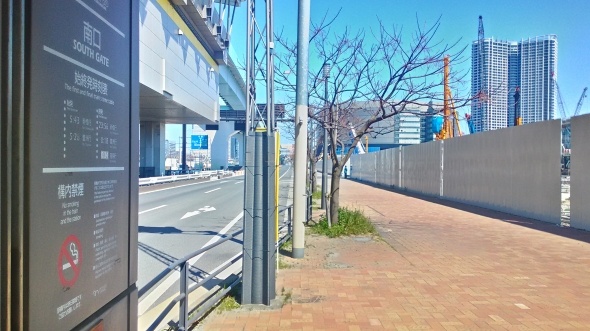 市場前駅の「南口」。