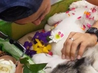 愛犬との別れがつらすぎて、お棺の中の犬から離れられない若き男性（フィリピン）