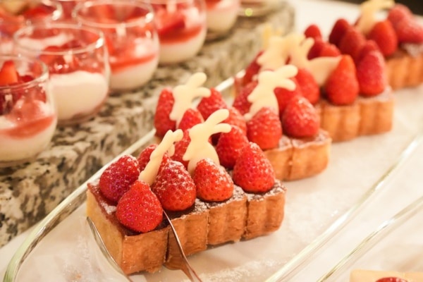 桜＆ストロベリーのスイーツを好きなだけ！ 高級ホテルで春の女子会