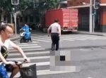 新種のペット？笑　道路で〇〇の散歩中の男性に遭遇。