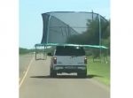どうみてもアウト。　車よりも巨大なトランポリンを載せてしまう。
