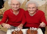 イギリス版“きんさんぎんさん”！　双子そろって１００歳の姉妹