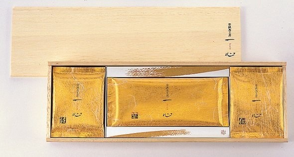 桐箱に納められた最高級品「車海老工房一心」