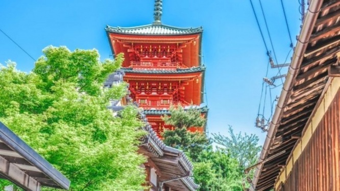 京都?いいえ、小豆島です 朱色の塔にレトロな街並み...雰囲気たっぷりの「迷路のまち」に3000人熱視線