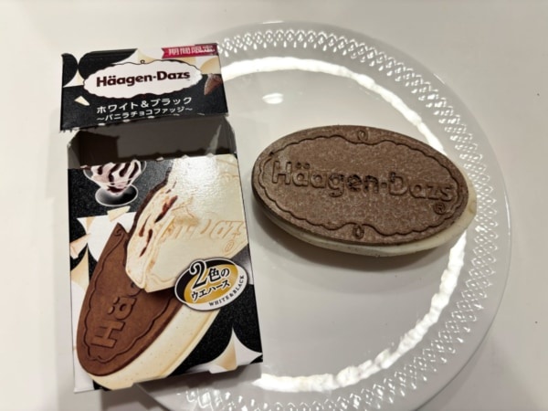 2色のウエハース!? ハーゲンダッツ クリスピーサンド「ホワイト&ブラック~バニラチョコファッジ~」が新感覚のアイスだった