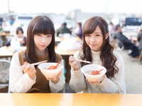 俺がぜんぶ払ってやんよ！　「おごってあげたくなる」女子の特徴・6つ