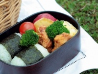 男子が公園デートで食べたいのは、どっち!?　「彼女の手作り弁当」と「市販のお弁当」
