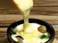 ラクレットチーズをたっぷりかけて食べる「5種チーズの石焼リゾット」