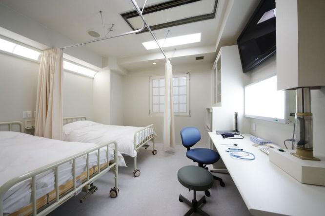病院の診察室風の203号室