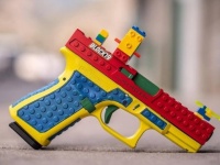 レゴそっくりの本物の銃が販売され批判殺到（銃社会アメリカ）