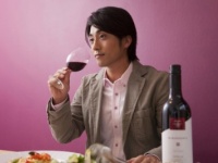 【女の本音】「イケメン」VS「お金持ち」付き合うならどっち？　なんと8割が……