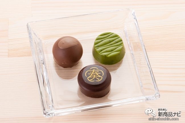 ガラスのお皿に飾られた3種類の和チョコレート