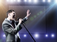 石丸幹二　ミュージカルを知らずに劇団四季に入団。半年で主役級