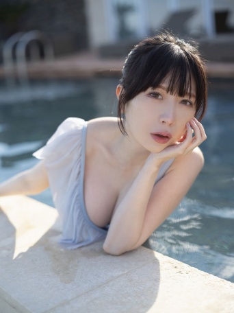 宮内凛2nd写真集『タイトル未定』⒞秋田書店