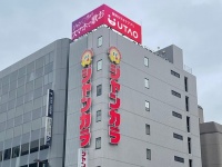 ジャンカラ屋上に「ジャン〇ラで歌うよりスマホで歌お」　カラオケアプリの挑発広告にネット騒然→どういうつもり？運営会社に聞く