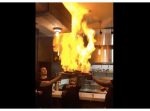４つのフライパンで同時にフランベしながら料理を提供した結果、大惨事に！
