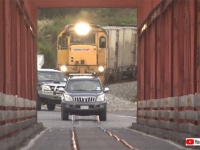 列車と車が同じ道を通るだと！？信号機も遮断機もなし、車と列車が共有する一車線通行の橋（ニュージーランド）
