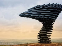 風が吹くと冥界に引きずり込まれるようなホラー音が響き渡る、鉄パイプの音響彫刻