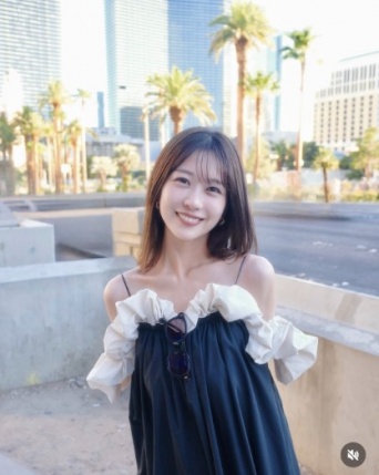 Instagram:篠崎彩奈(@ayana.s_official)より