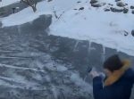 ツルツルに凍った道路に、転ばないようにと塩を撒いていたのだが…？
