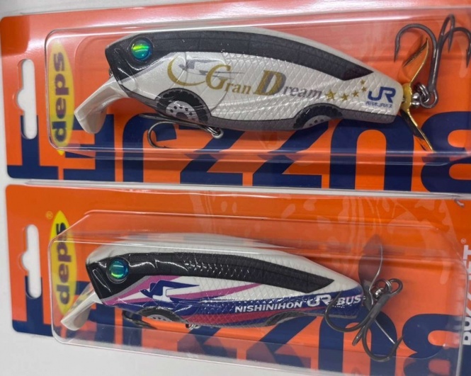 「デプス　BUZZJET」西日本JRバスオリジナルカラー　グランドリーム車両モデル（上）と高速バス車両モデル（画像提供：西日本ジェイアールバス）