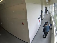 銃を学校に持ち込んだ生徒に対し、咄嗟に抱きしめることで悲劇を未然に防いだ教師（アメリカ）