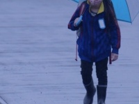 「雨に濡れる私の横を、笑いながら通り過ぎる男子中学生。傘が飛ばされた田んぼの方を眺めていると...」（岩手県・20代女性）