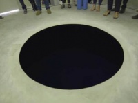 ブラックホールすぎて負傷者が！超黒色塗料「ベンタブラック」で塗られた穴に落ちた来場者（ポルトガル）