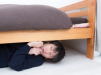 女子にバレバレ！　「ビビリ」だと見抜かれる男子の行動・6つ