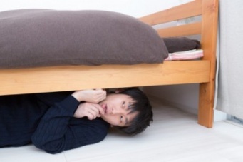 女子にバレバレ！　「ビビリ」だと見抜かれる男子の行動・6つ
