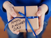 母の日と比べると存在感薄め？ 「父の日」にプレゼントを渡す予定の大学生は約3割！