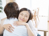 うわっ、くさっ！　男性が「彼女の頭皮のニオイにドン引きした瞬間」3選