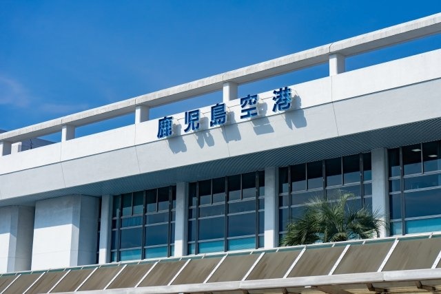 「空港の売店で4人の店員に囲まれた私。お土産について尋ねたら、四方へ散り散りになって！？」（愛知県・30代女性）