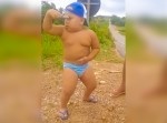 魅惑の腰振り！？　大人顔負けのベリーダンスをする男の子が笑える
