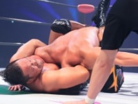 フロントネックロックを極める杉浦貴