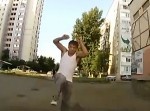 【おそロシア】走行中の自動車にカンフーキックで挑む男…
