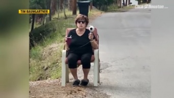 おばあちゃんの知恵袋。ヘアドライヤーを掲げて道路脇に座る。速度探知機と勘違いしたドライバーがスピードを落とす。