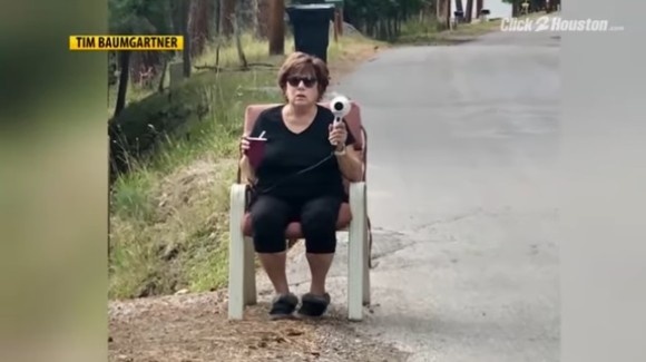 おばあちゃんの知恵袋。ヘアドライヤーを掲げて道路脇に座る。速度探知機と勘違いしたドライバーがスピードを落とす。