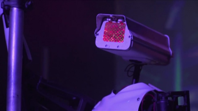 顔は監視カメラ