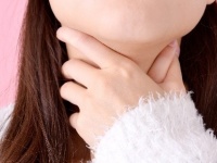 空気の乾燥がつらい！ ​耳鼻咽喉科専門医が教える、冬ののどの痛み＆イガイガ対策のポイント