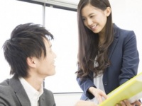 「気になる同僚」にさりげなくアプローチするときに使えるテク10