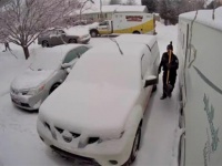 人知れず、見知らぬ家の雪かきをしていたのは消防士たちだった（アメリカ）