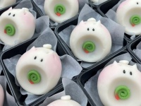 ちゃんと火もついてる...！　夏の定番「蚊取り豚」の和菓子がコロコロしてて可愛すぎ