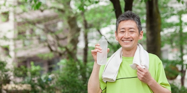 水分補給する男性