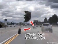 脱輪した車のタイヤが走行中の車を直撃し、宙に舞う衝撃の瞬間