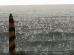 もし人に当たったら… ゴロゴロと大きな雹がビーチに降り注ぐ光景が凄まじい。