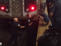 地下鉄ホームで電車の音に驚いて線路に飛び込んでしまった猫。警官による救出大作戦（アメリカ）