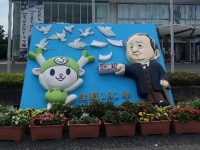 ふっかちゃんに「お小遣い」渡してる...？　深谷にある「渋沢栄一レリーフ」に反響→市にデザインの意図を聞いた
